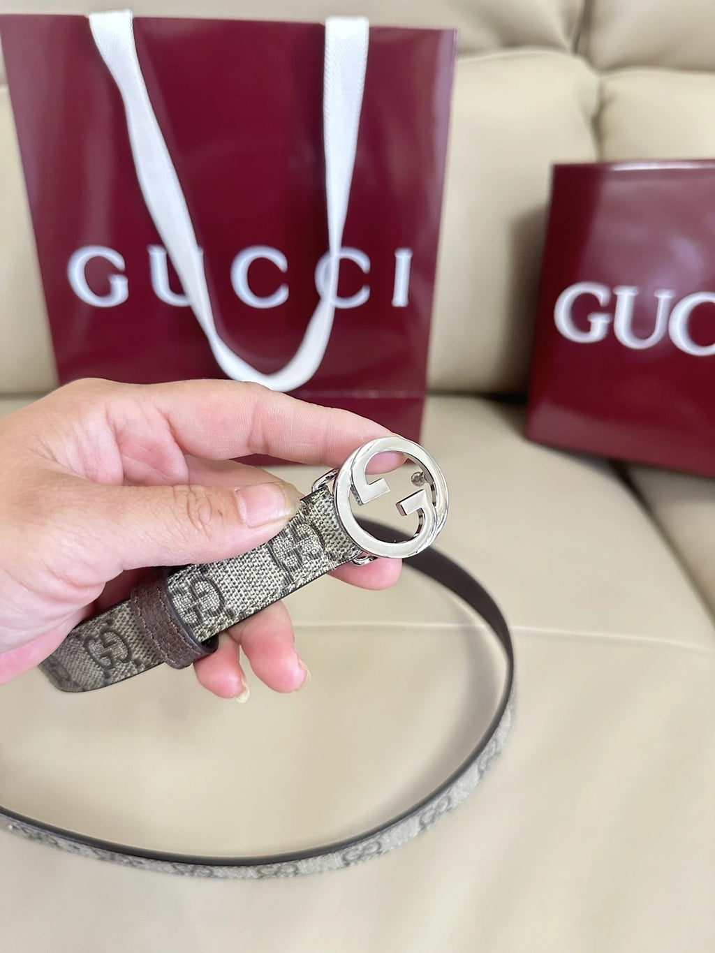 Gucci belt with GG logo buckle on beige background - Hình 2