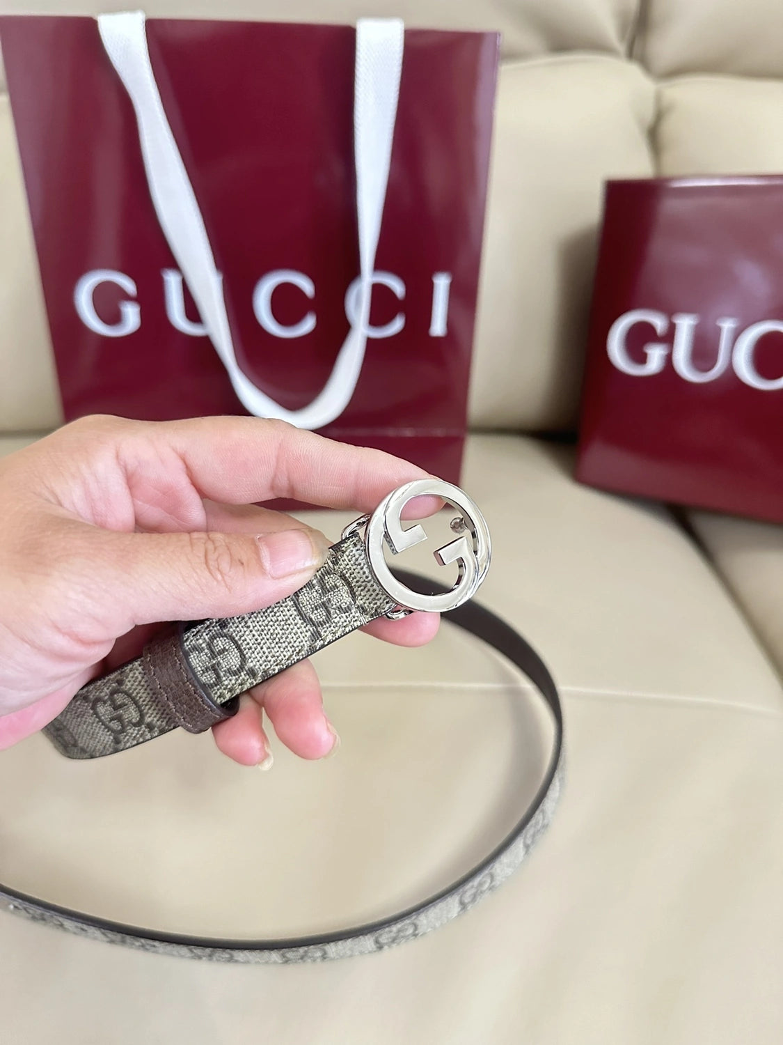 Gucci belt with GG logo buckle on beige background - Hình 2