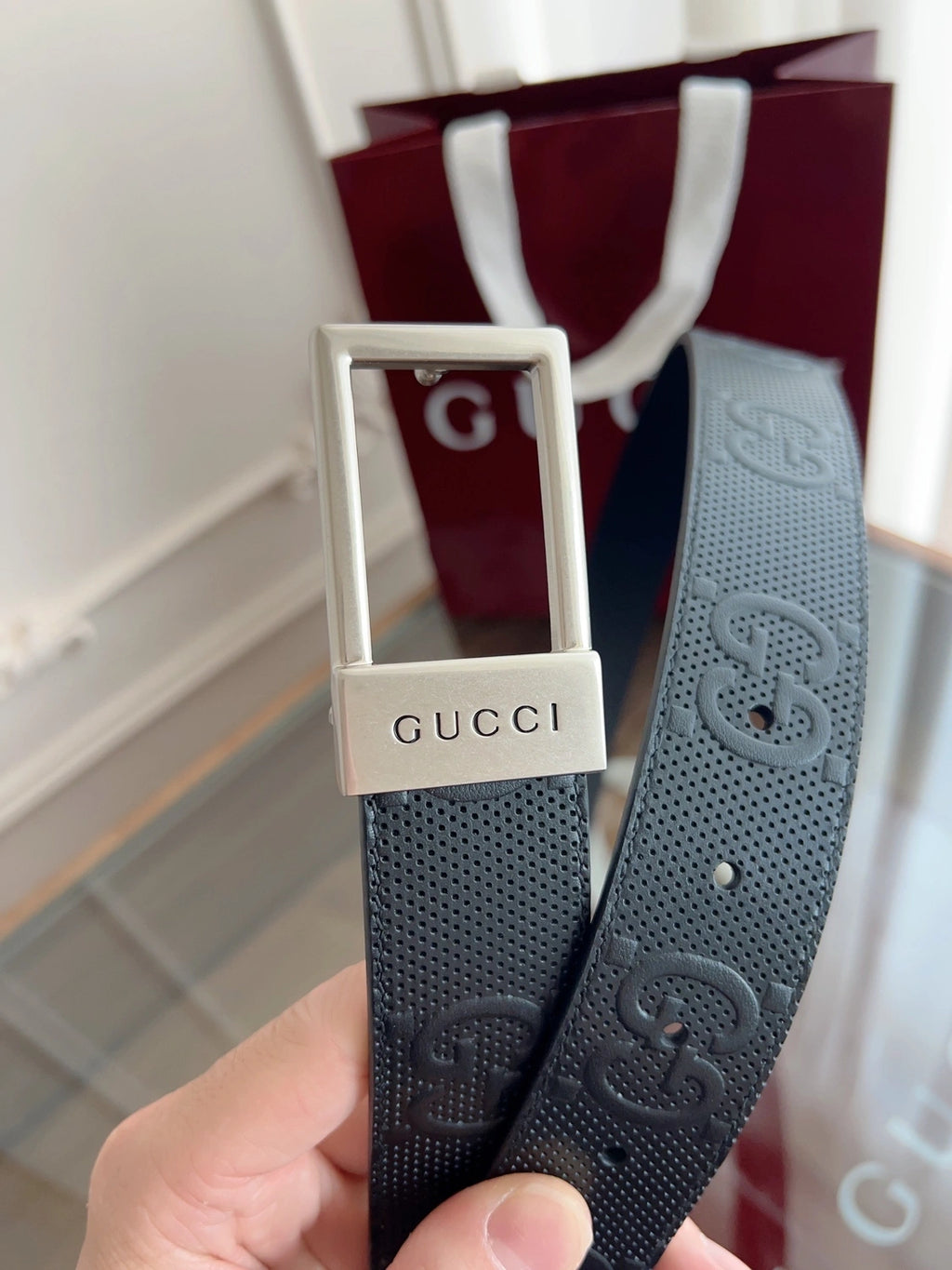 Close-up of a black Gucci premium leather belt with silver buckle. - Hình 2