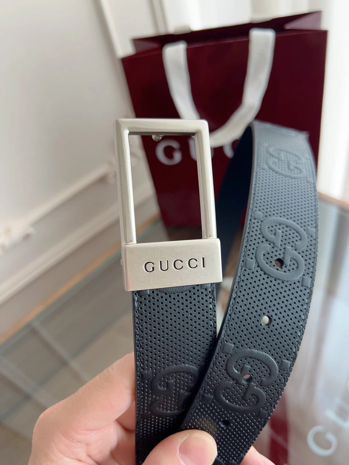 Close-up of a black Gucci premium leather belt with silver buckle. - Hình 2