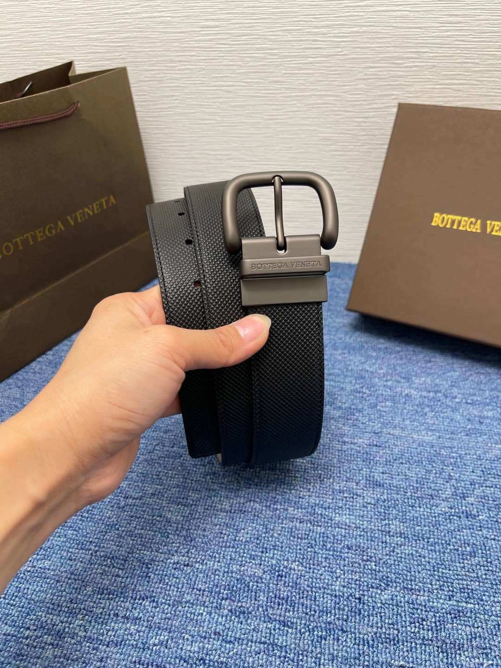 Bottega Veneta Reversible Leather Belt in Black and Grey - Hình 2
