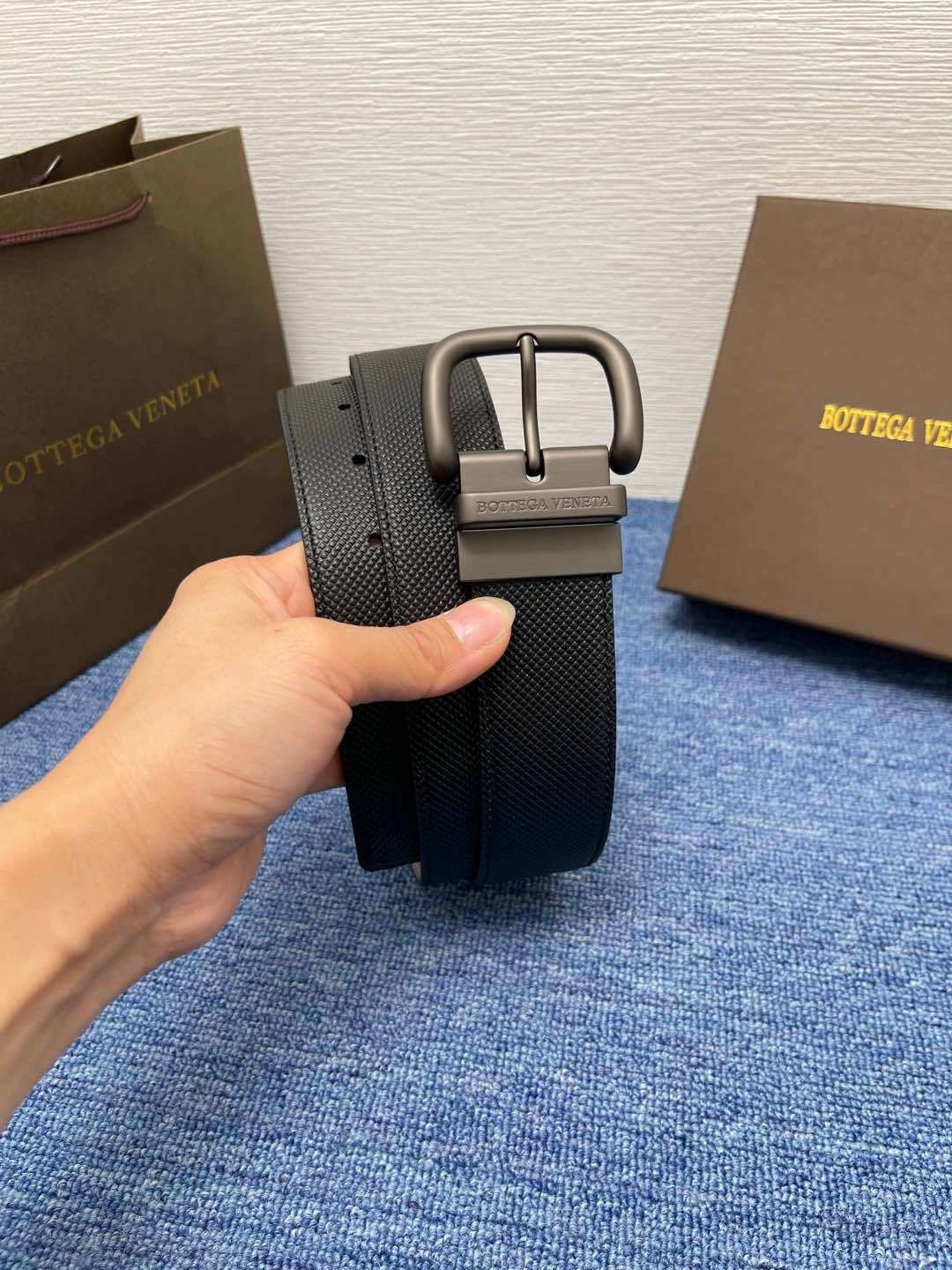 Bottega Veneta Reversible Leather Belt in Black and Grey - Hình 2