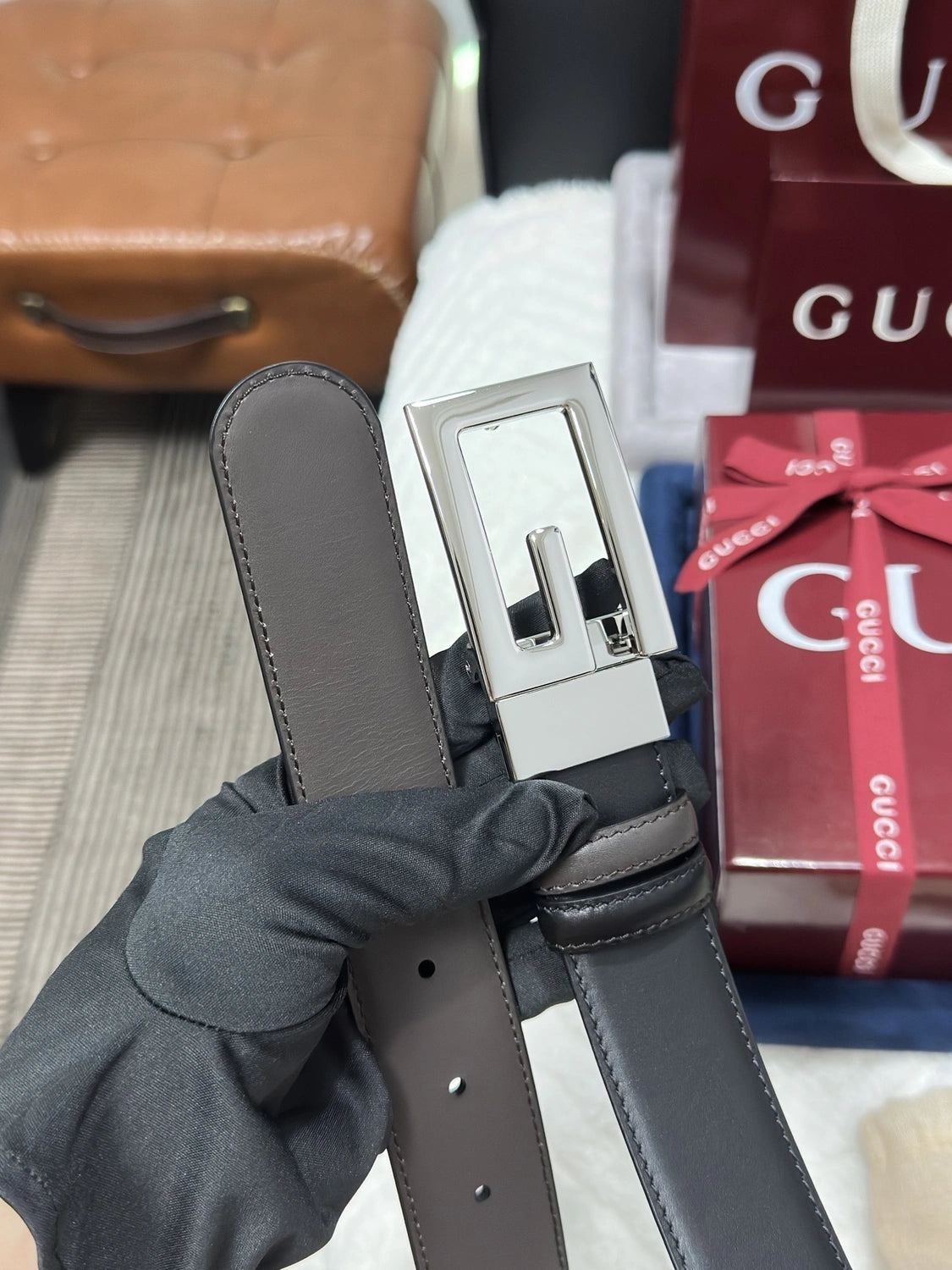 Gucci Reversible Leather Belt with Silver Buckle - Hình 3