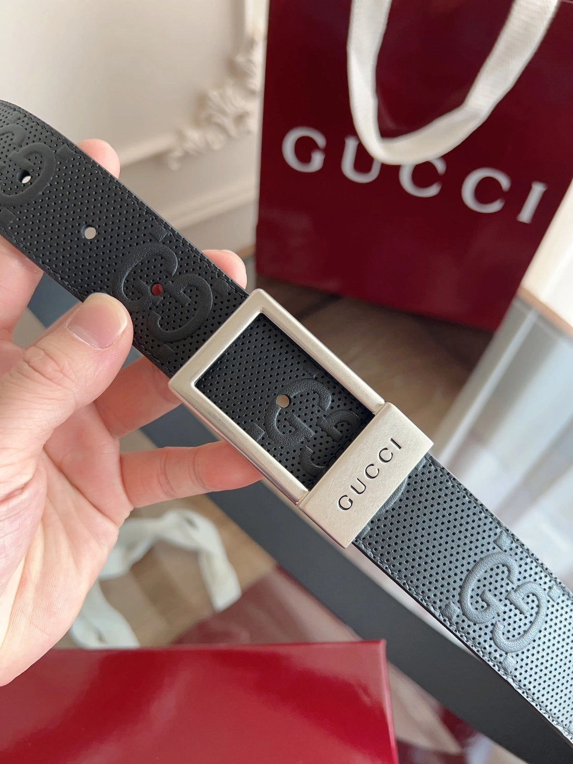 Close-up of a black Gucci premium leather belt with silver buckle. - Hình 3