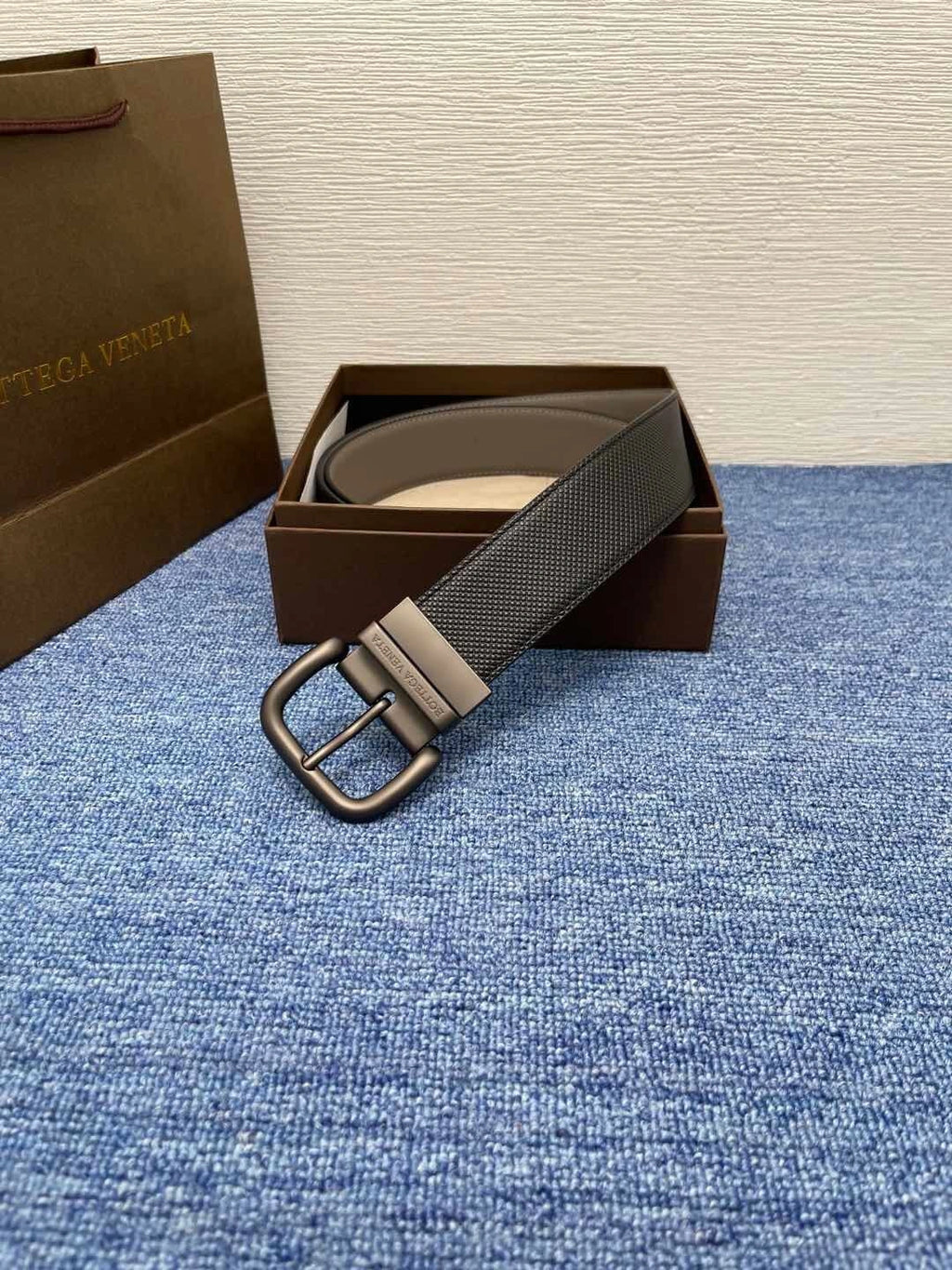 Bottega Veneta Reversible Leather Belt in Black and Grey - Hình 3