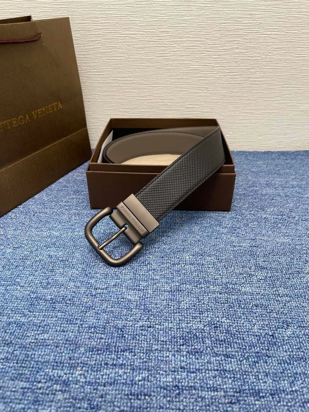 Bottega Veneta Reversible Leather Belt in Black and Grey - Hình 3