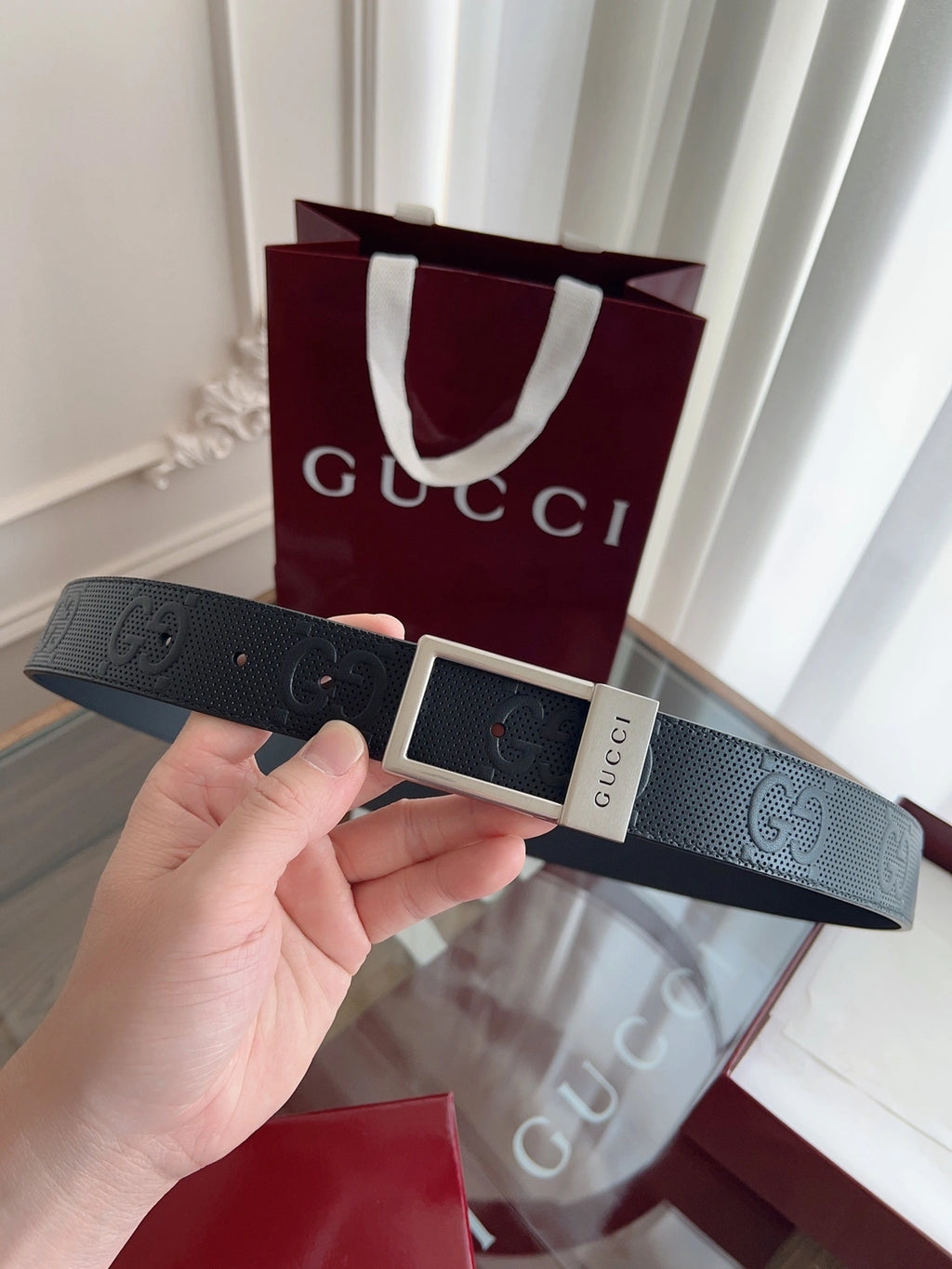 Close-up of a black Gucci premium leather belt with silver buckle. - Hình 4