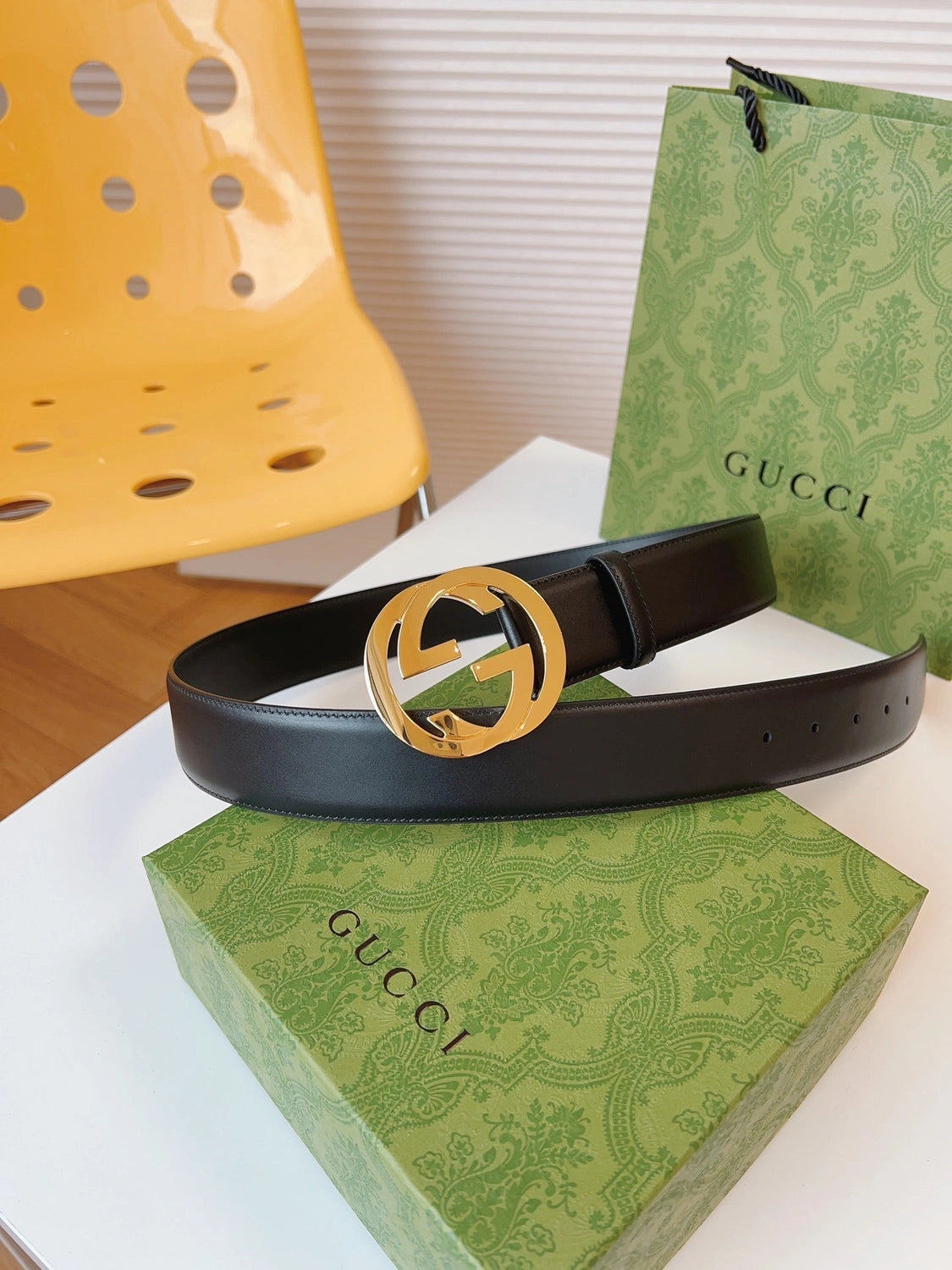 Thắt lưng da Gucci cao cấp màu đen với khóa logo vàng - Hình 4