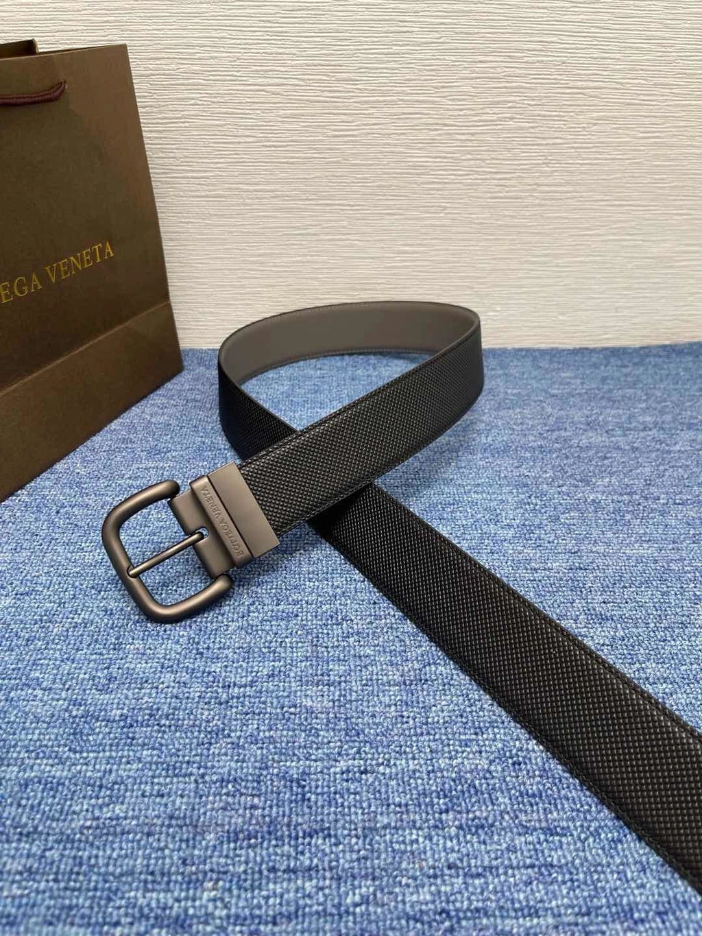 Bottega Veneta Reversible Leather Belt in Black and Grey - Hình 4