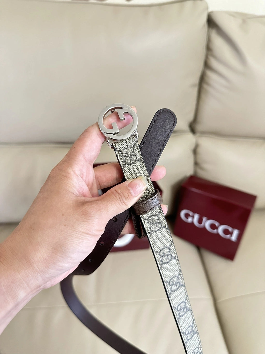 Gucci belt with GG logo buckle on beige background - Hình 4