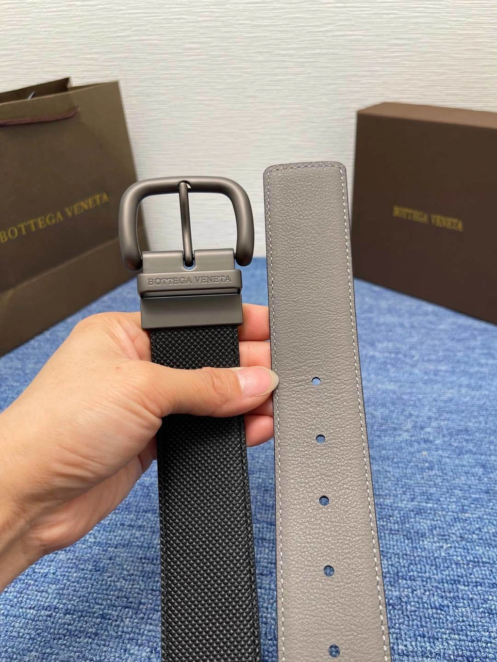 Bottega Veneta Reversible Leather Belt in Black and Grey - Hình 5