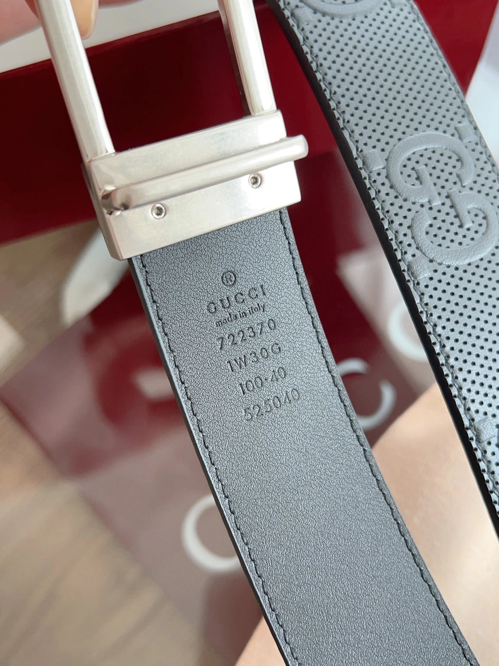 Close-up of a black Gucci premium leather belt with silver buckle. - Hình 5
