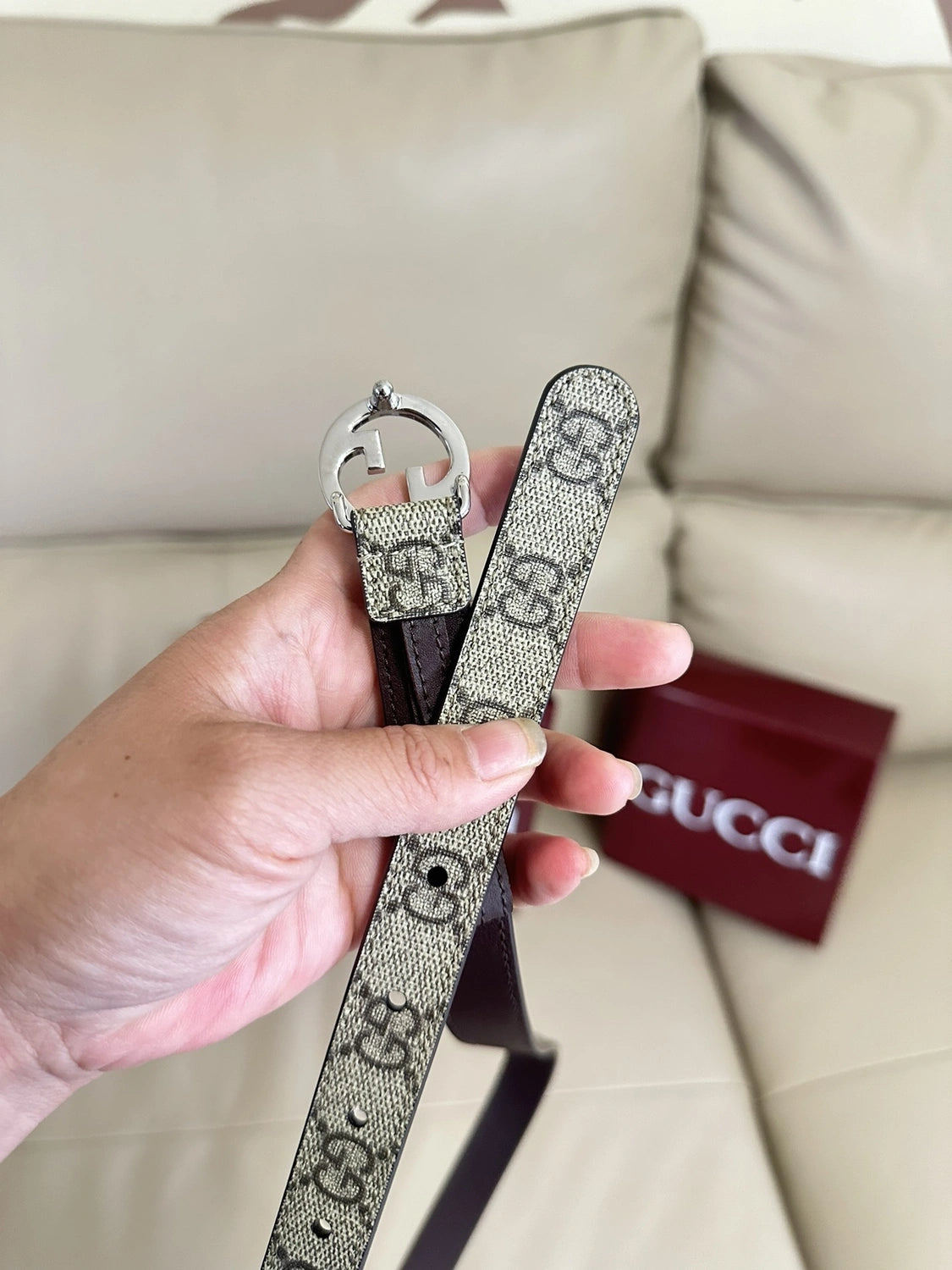 Gucci belt with GG logo buckle on beige background - Hình 5