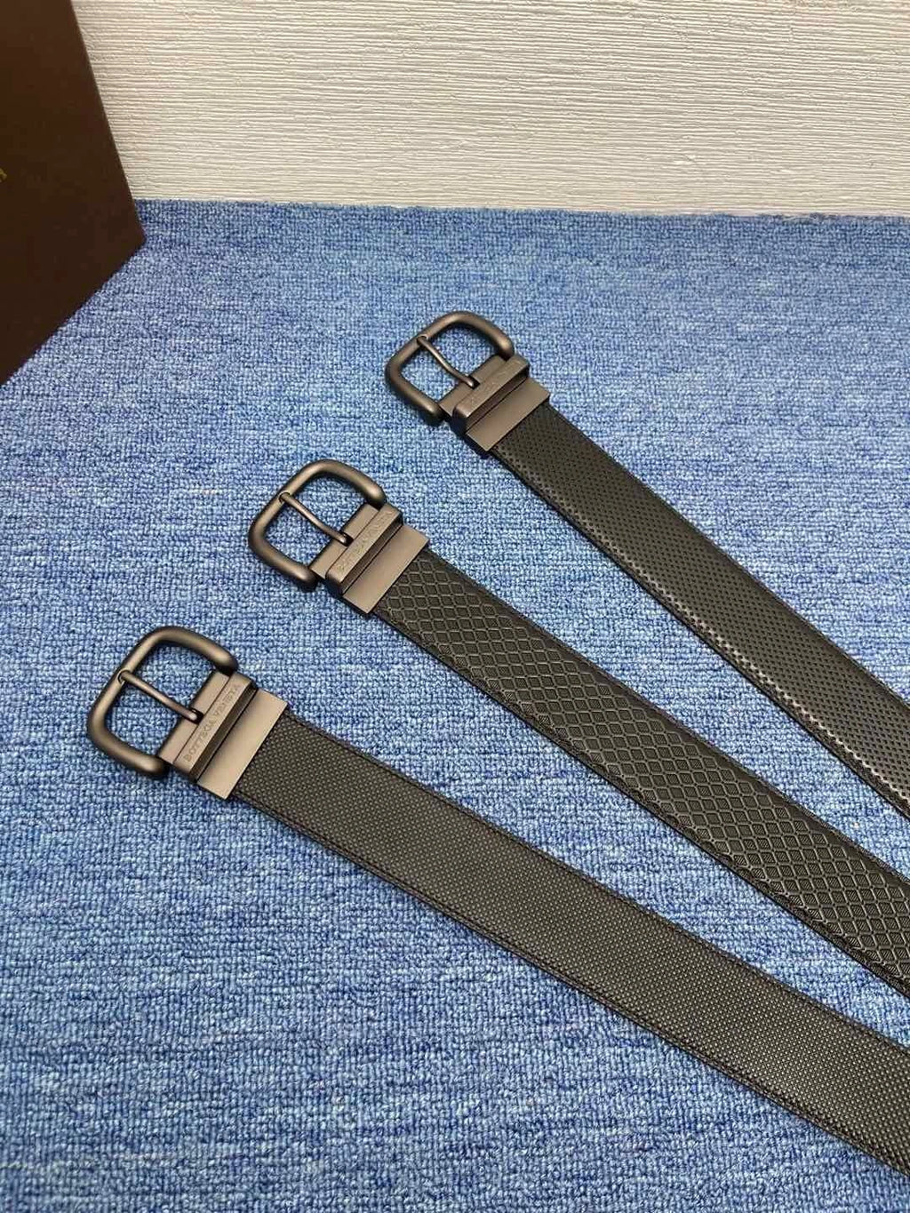 Bottega Veneta Reversible Leather Belt in Black and Grey - Hình 6