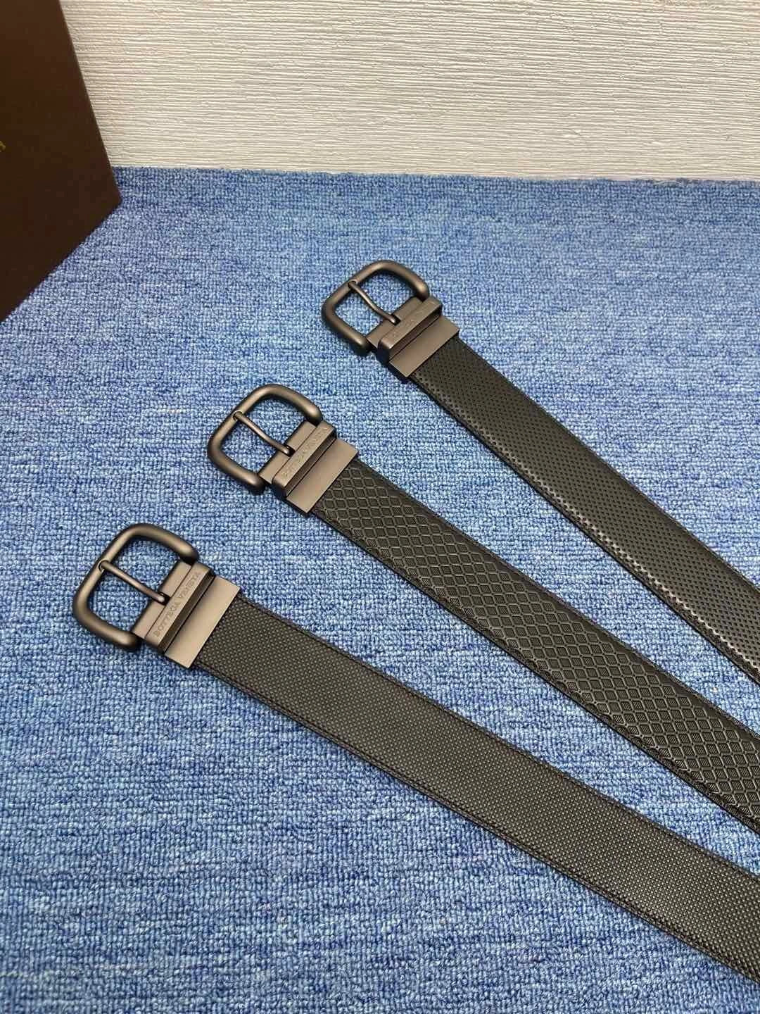 Bottega Veneta Reversible Leather Belt in Black and Grey - Hình 6
