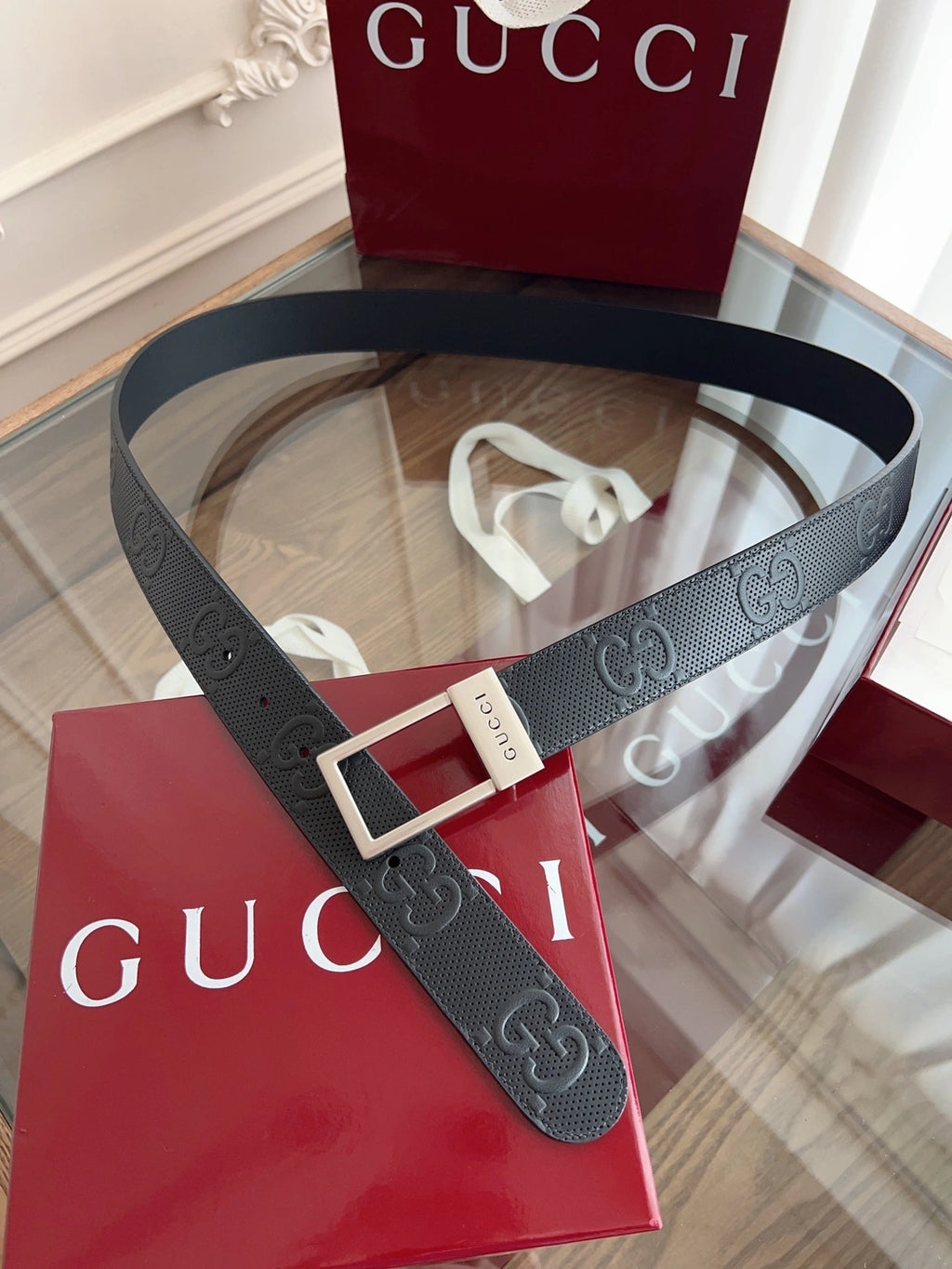 Close-up of a black Gucci premium leather belt with silver buckle. - Hình 6