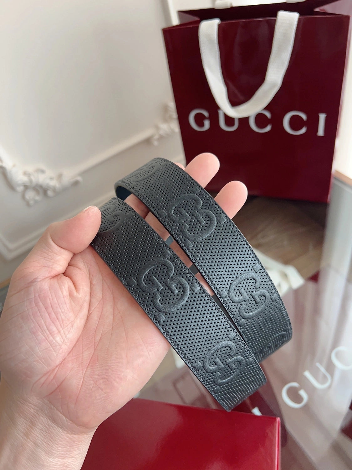 Close-up of a black Gucci premium leather belt with silver buckle. - Hình 7
