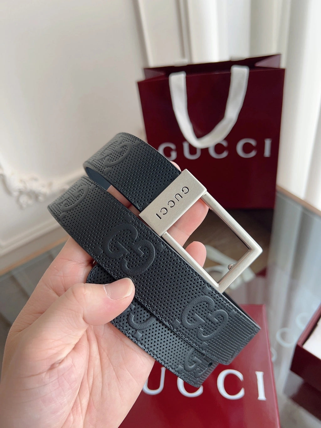 Close-up of a black Gucci premium leather belt with silver buckle. - Hình 8