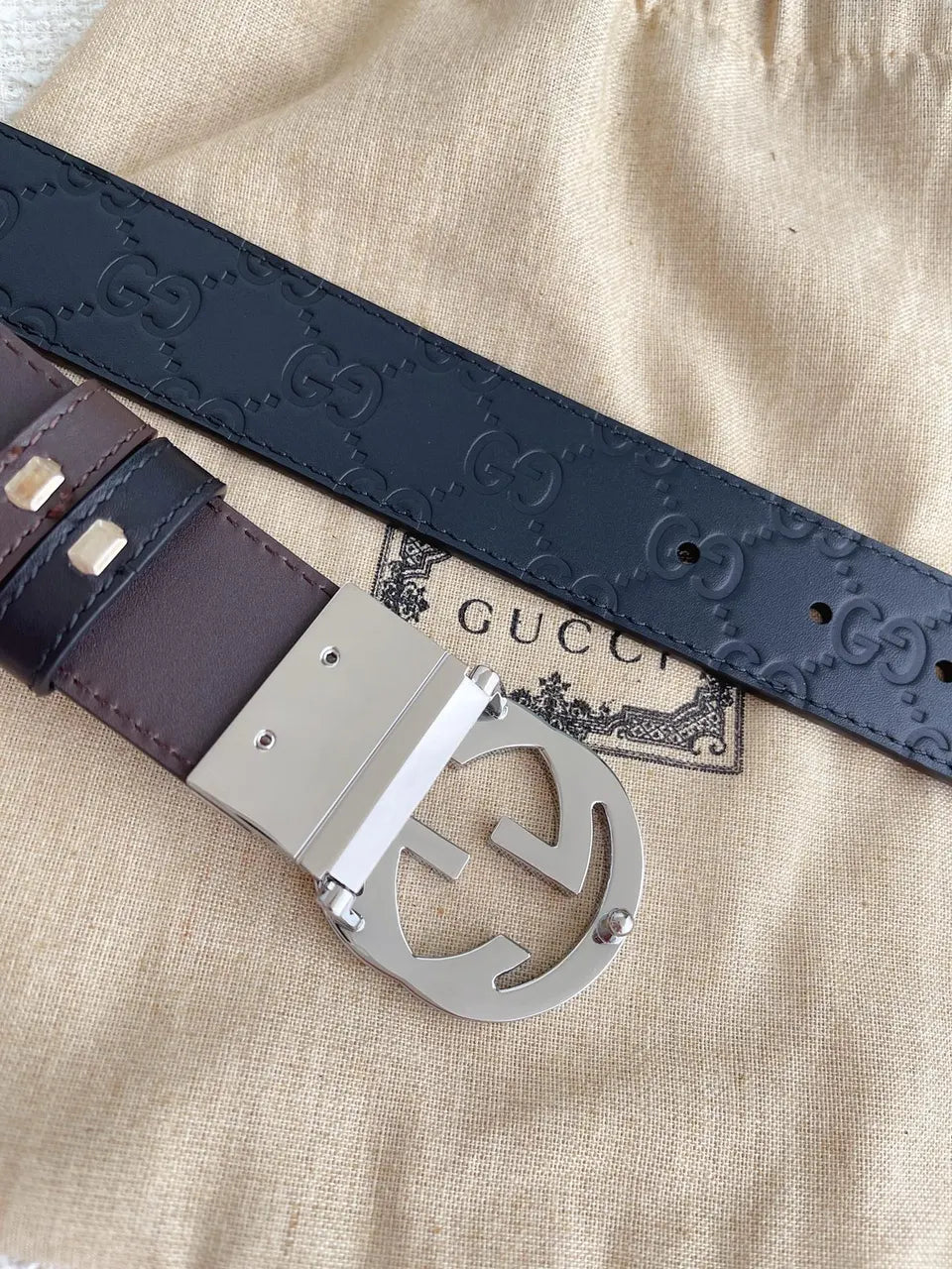 silver Gucci Embossed Black Belt - Hình 4