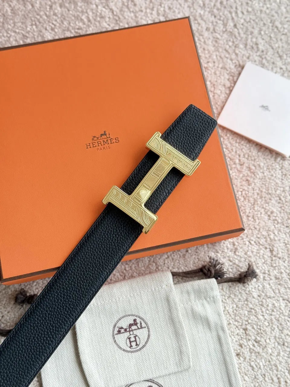 gold buckle Hermes Black Grain Leather Belt - Hình 4