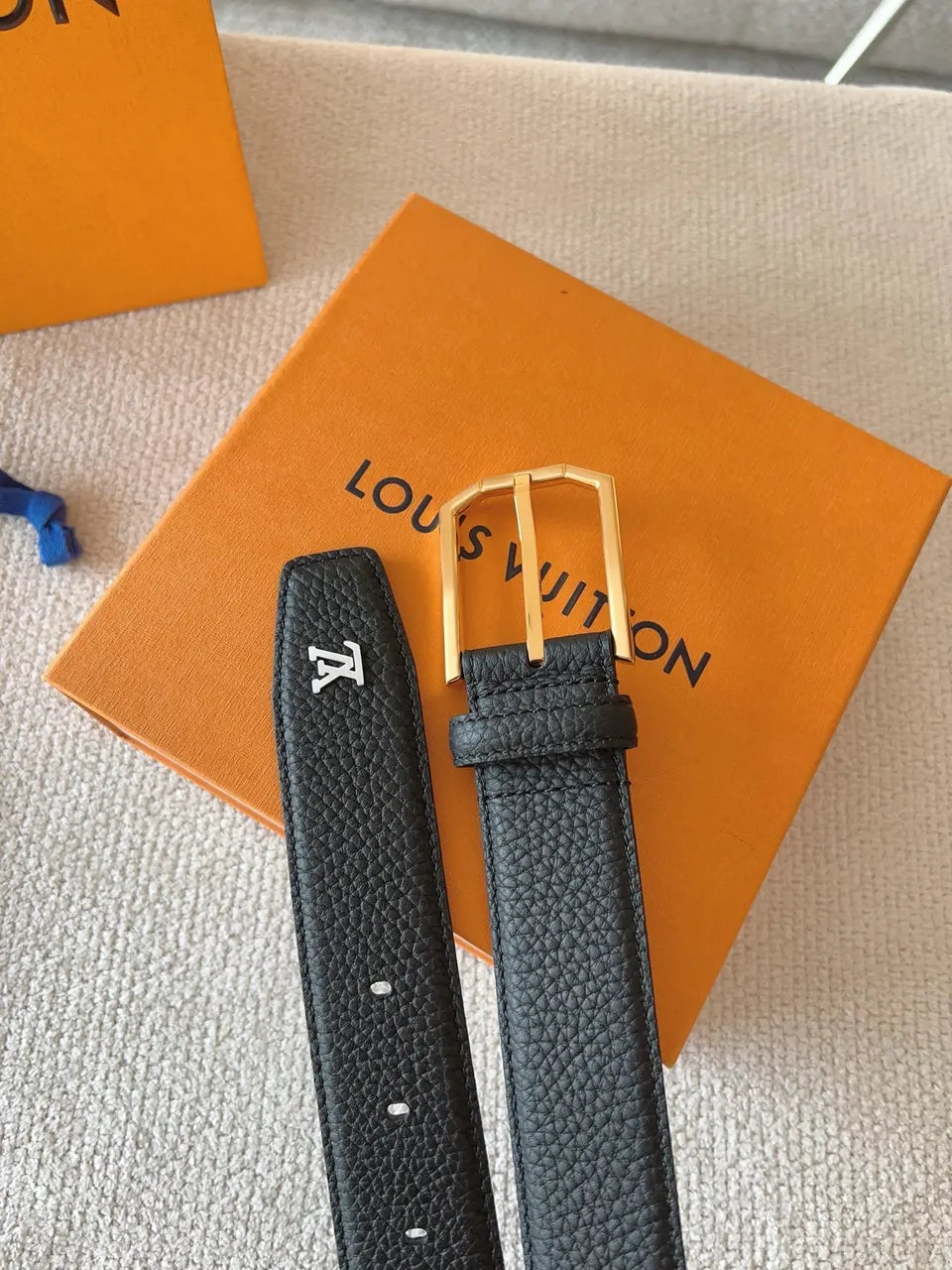 gold rectangular Louis Vuitton Black Leather Belt - Hình 3