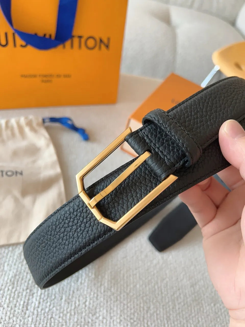 gold rectangular Louis Vuitton Black Leather Belt - Hình 4