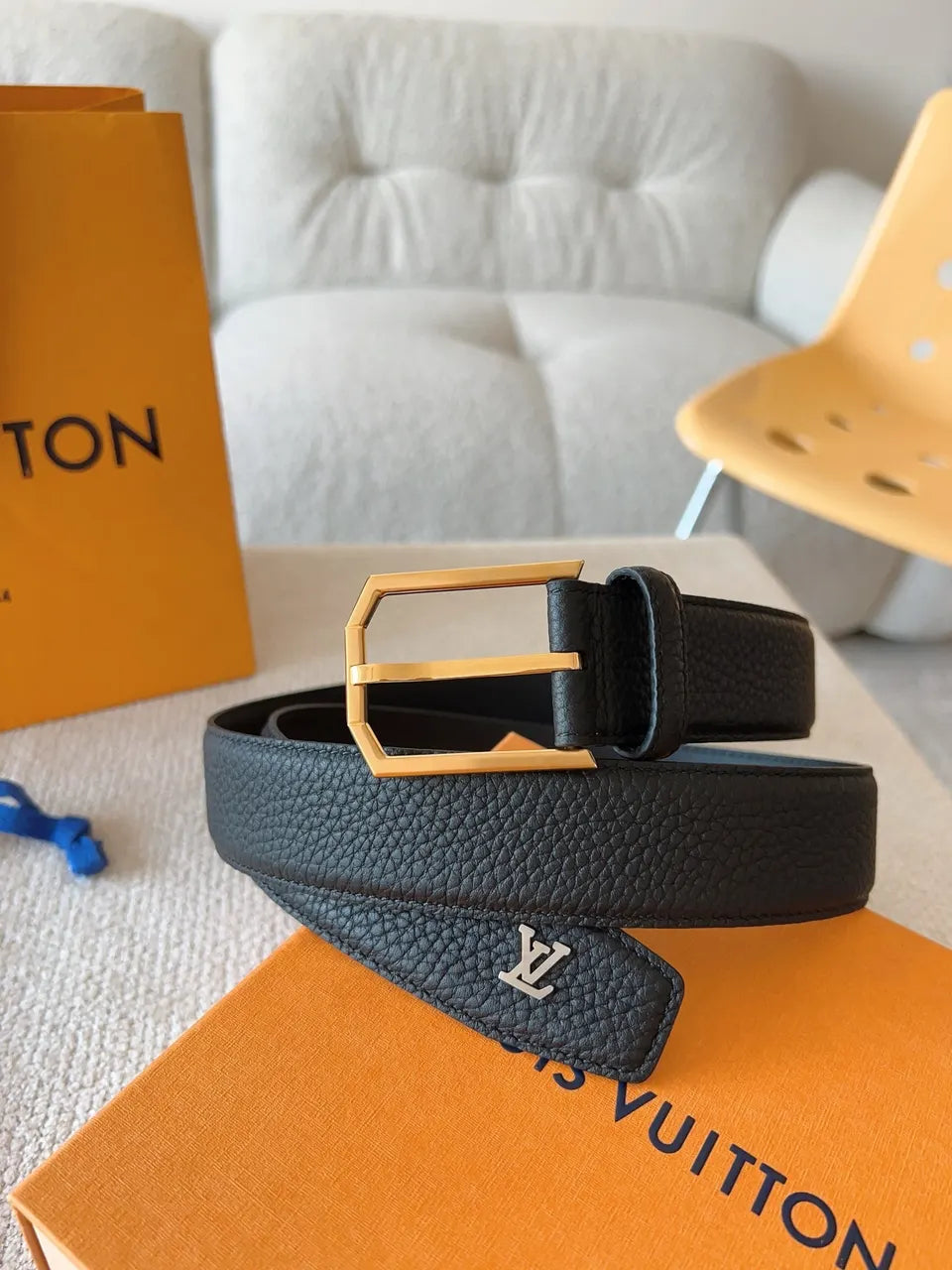 gold rectangular Louis Vuitton Black Leather Belt - Hình 5