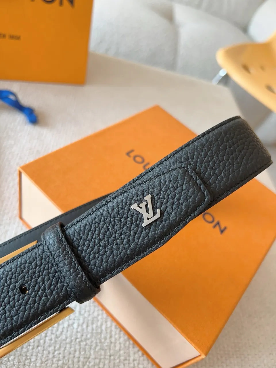 gold rectangular Louis Vuitton Black Leather Belt - Hình 7