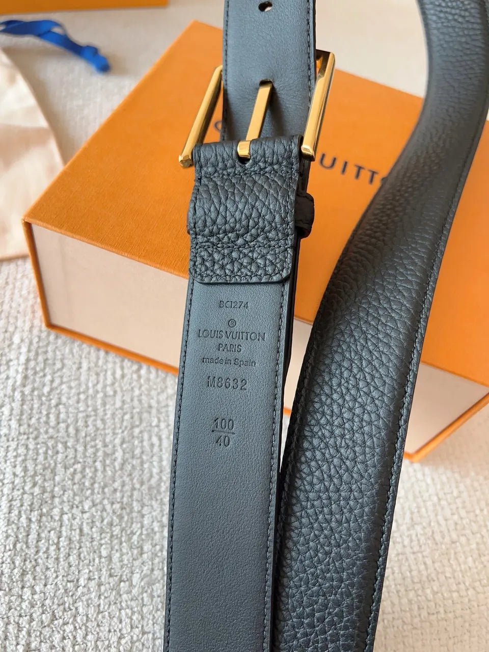 gold rectangular Louis Vuitton Black Leather Belt - Hình 8