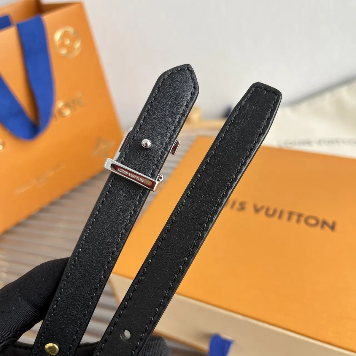 silver Louis Vuitton Skinny Black Leather Belt - Hình 5
