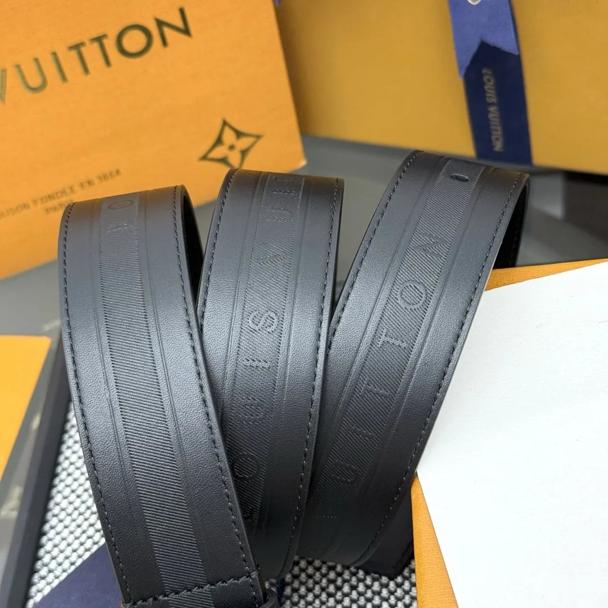 LV Grained Black Leather Belt - Hình 4