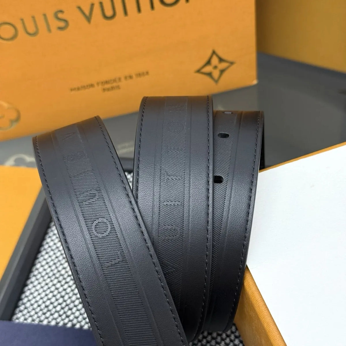 Louis Vuitton Black Textured Leather Belt - Hình 3