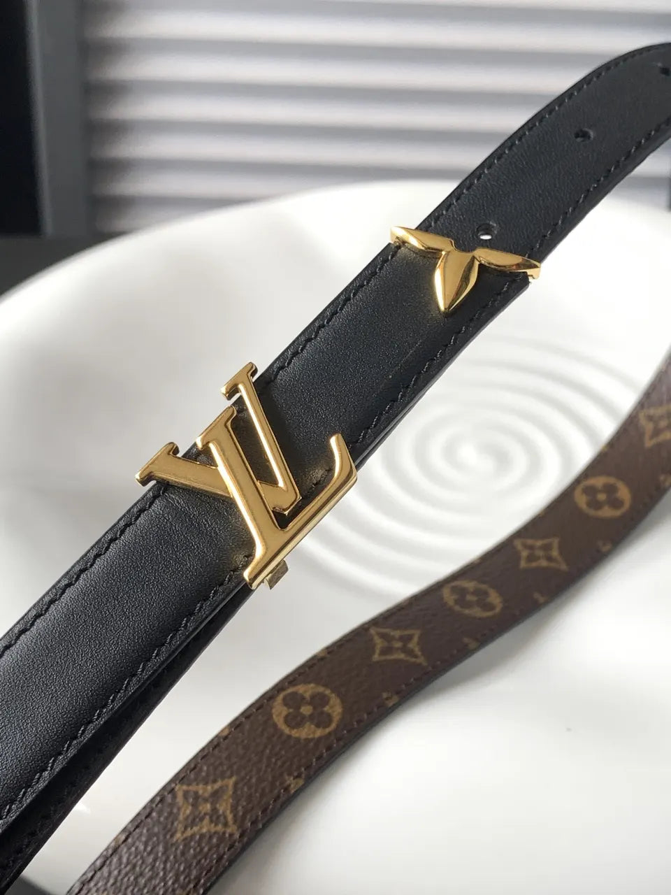 LV Reversible Black Leather Belt - Hình 4