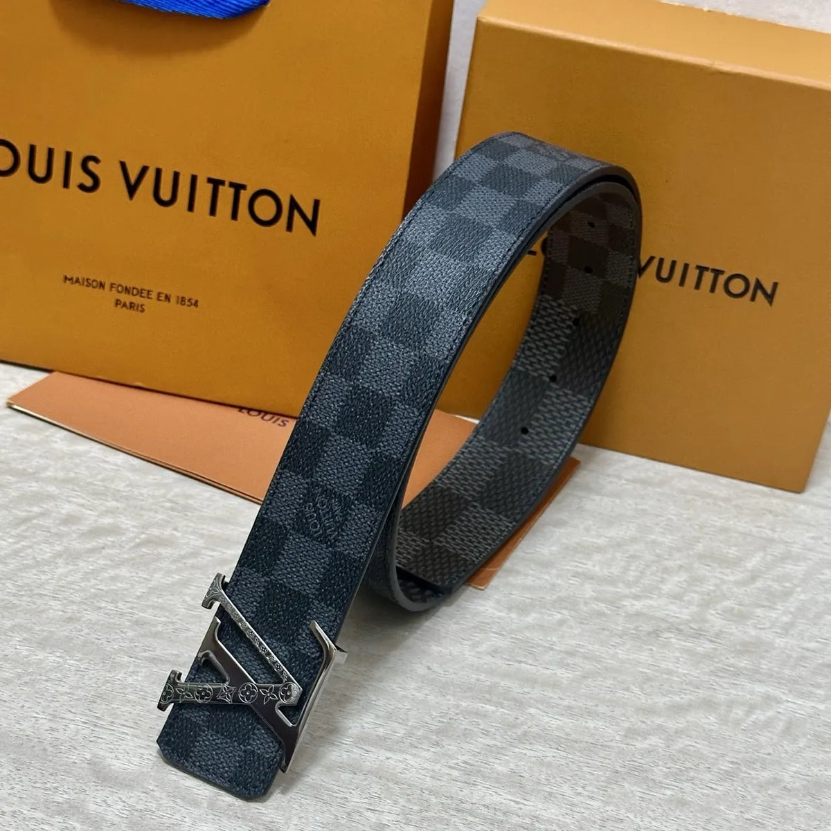 silver floral Louis Vuitton Damier Infini Belt - Hình 3