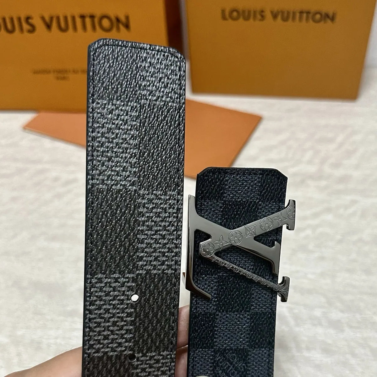 silver floral Louis Vuitton Damier Infini Belt - Hình 4
