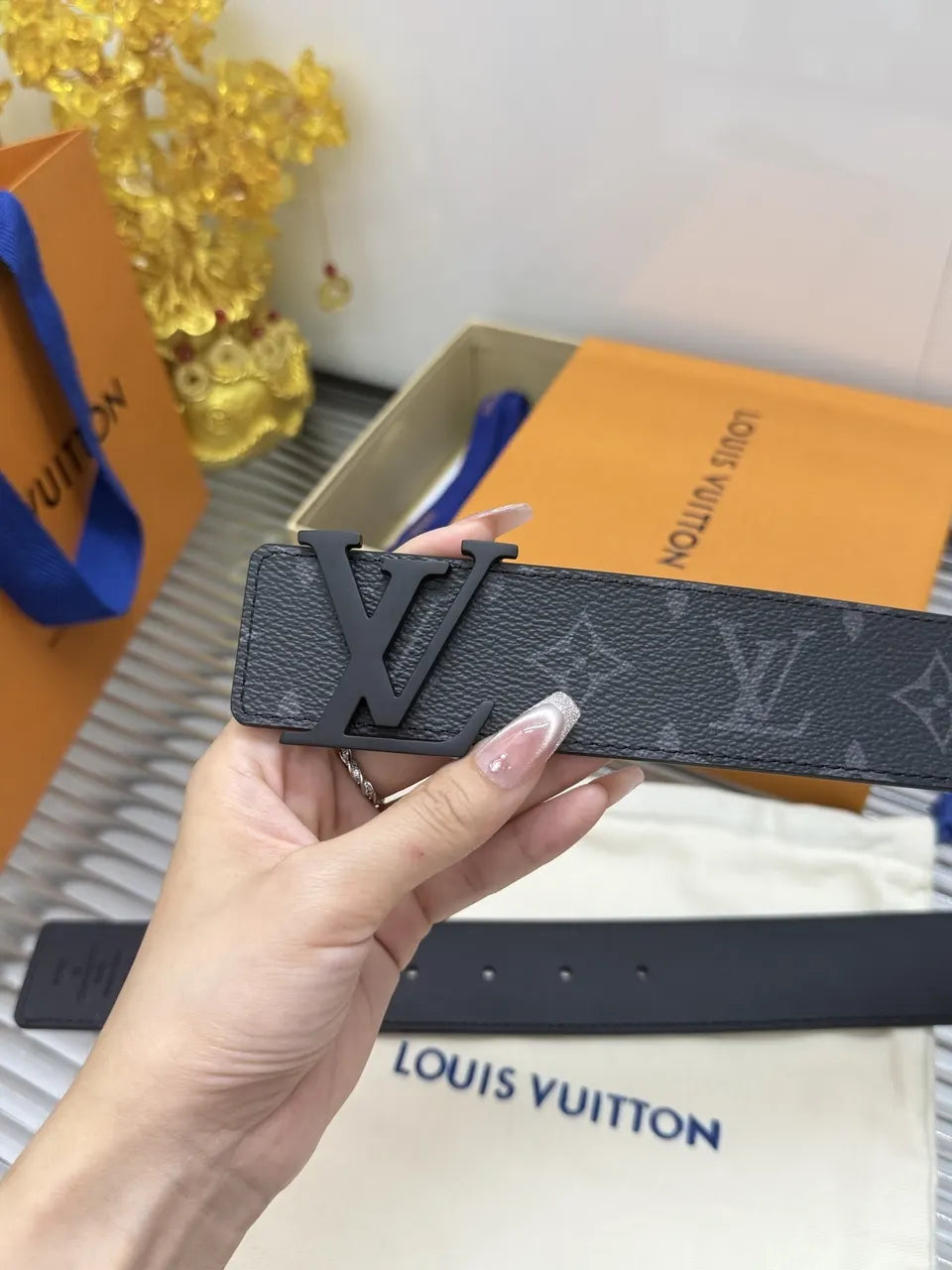 matte Louis Vuitton Black Monogram Shadow Belt - Hình 4