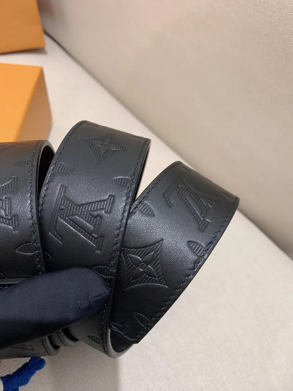 Louis Vuitton Embossed Belt Gold - Hình 4