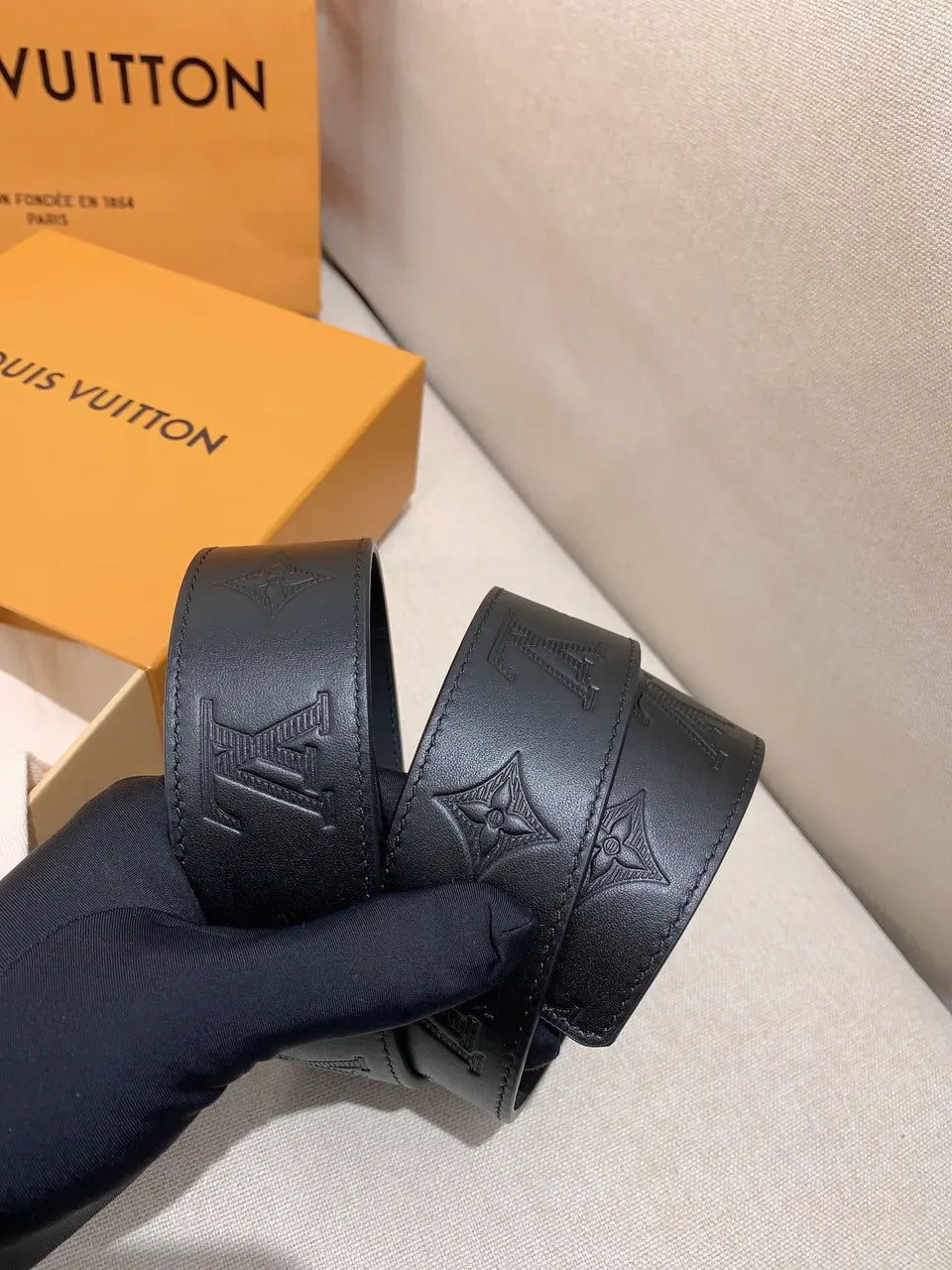 Louis Vuitton Embossed Gold Buckle Belt - Hình 4