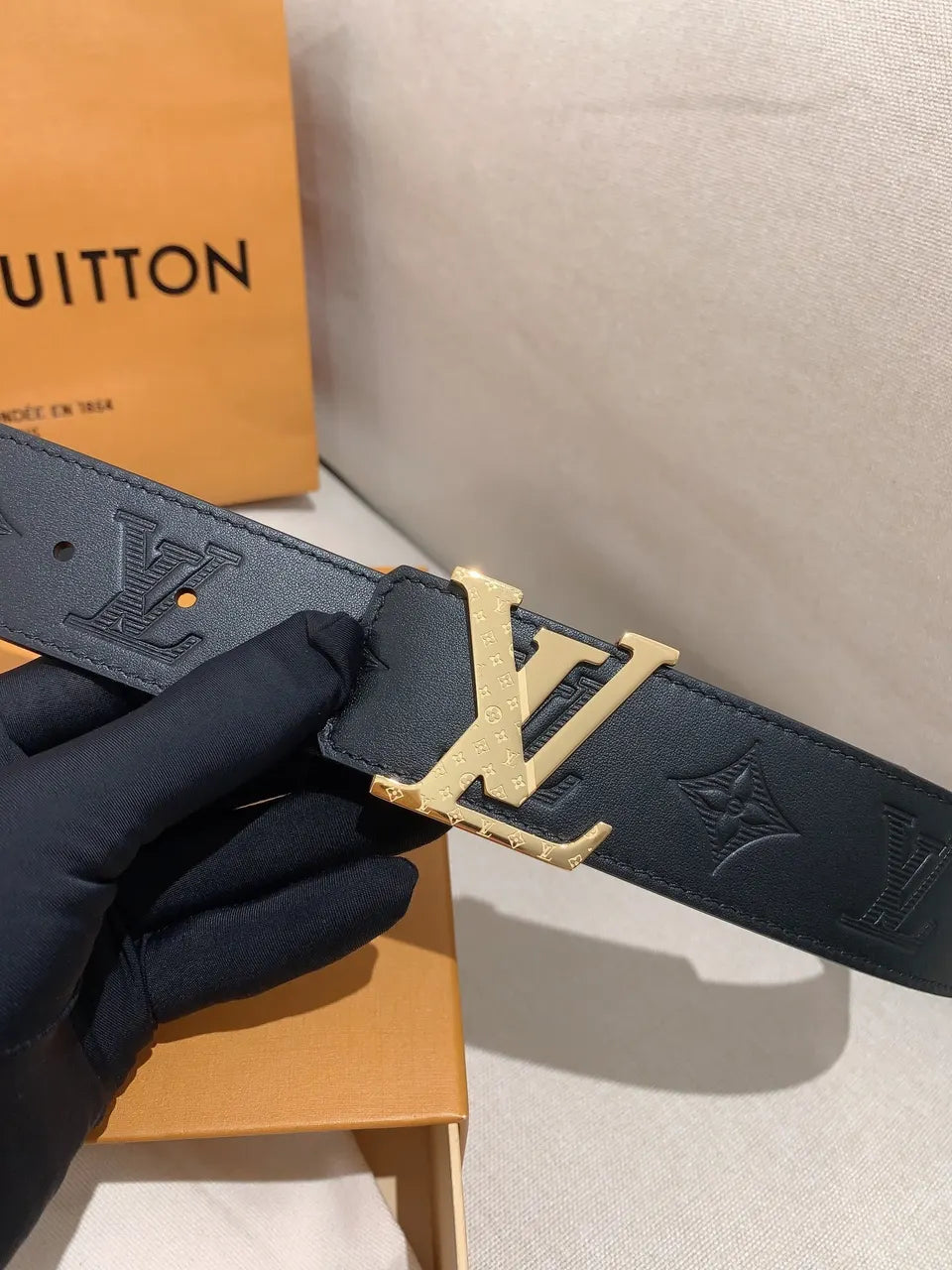 Louis Vuitton Embossed Gold Buckle Belt - Hình 7