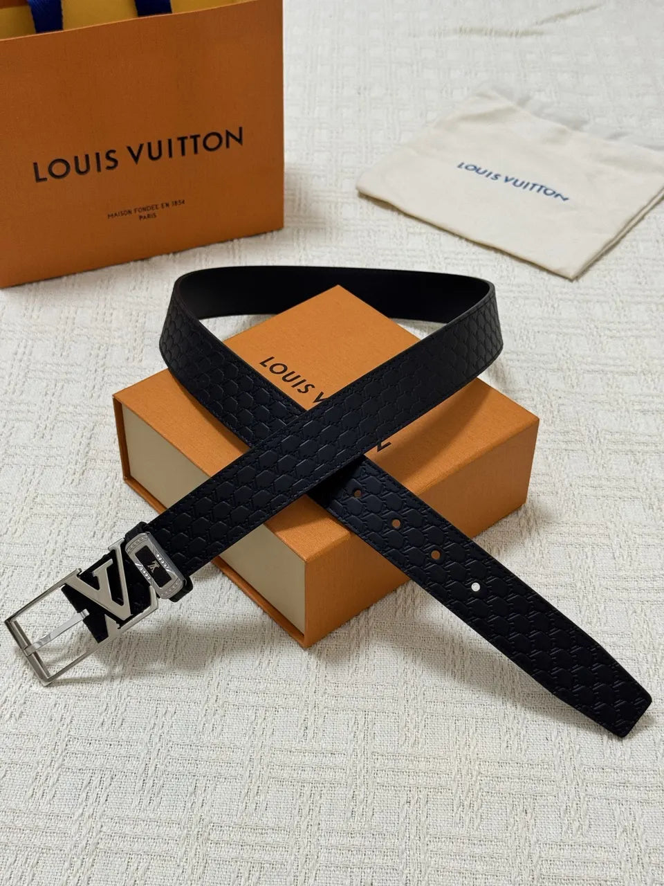 LV Black Embossed Leather Belt louis - Hình 5