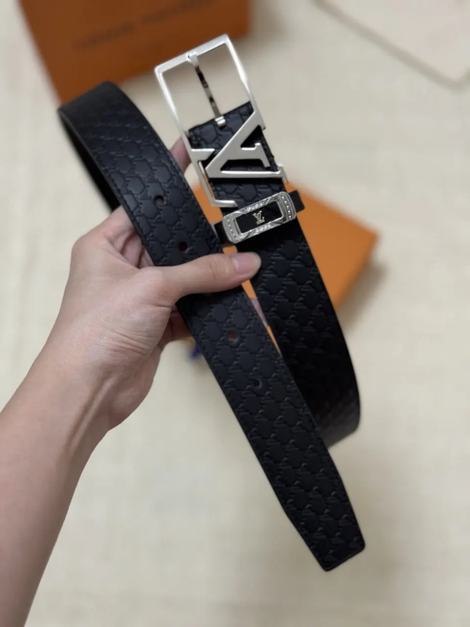 LV Black Embossed Leather Belt louis - Hình 8