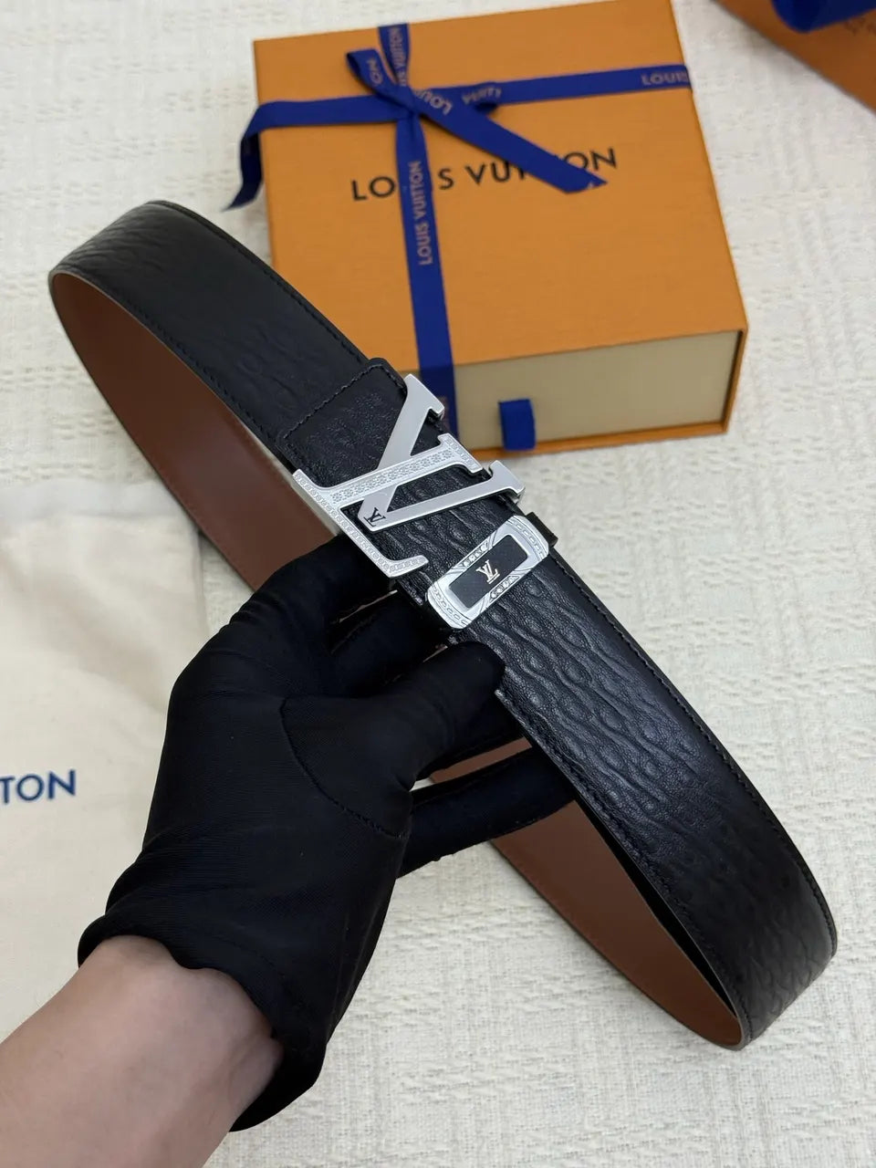 silver lv Louis Vuitton Black Taurillon Leather Belt - Hình 3
