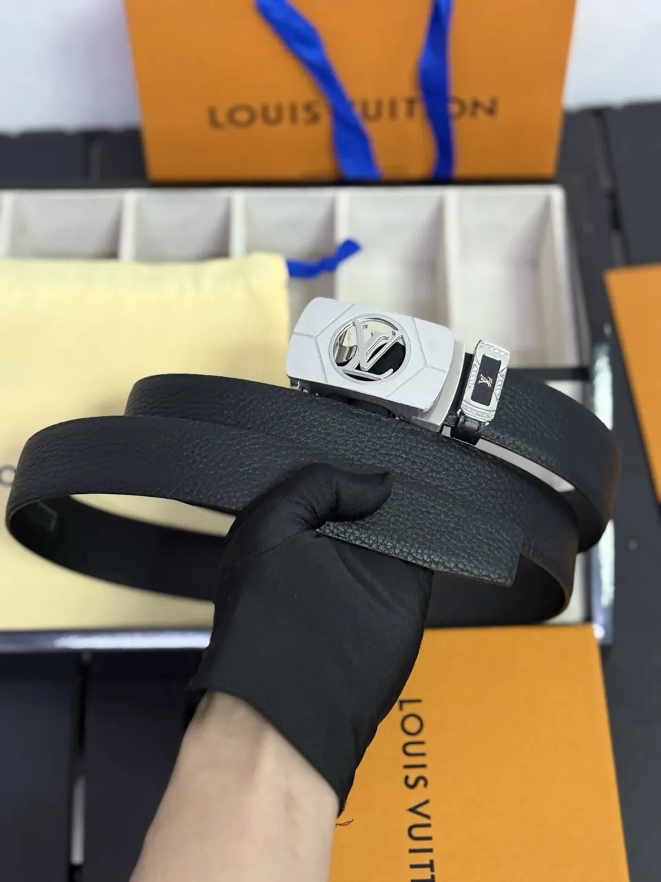 silver buckle Louis Vuitton Black Taurillon Leather Belt - Hình 6