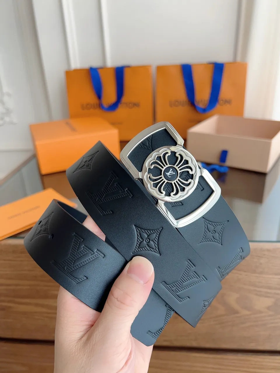 black motif Louis Vuitton Embossed Belt - Hình 2