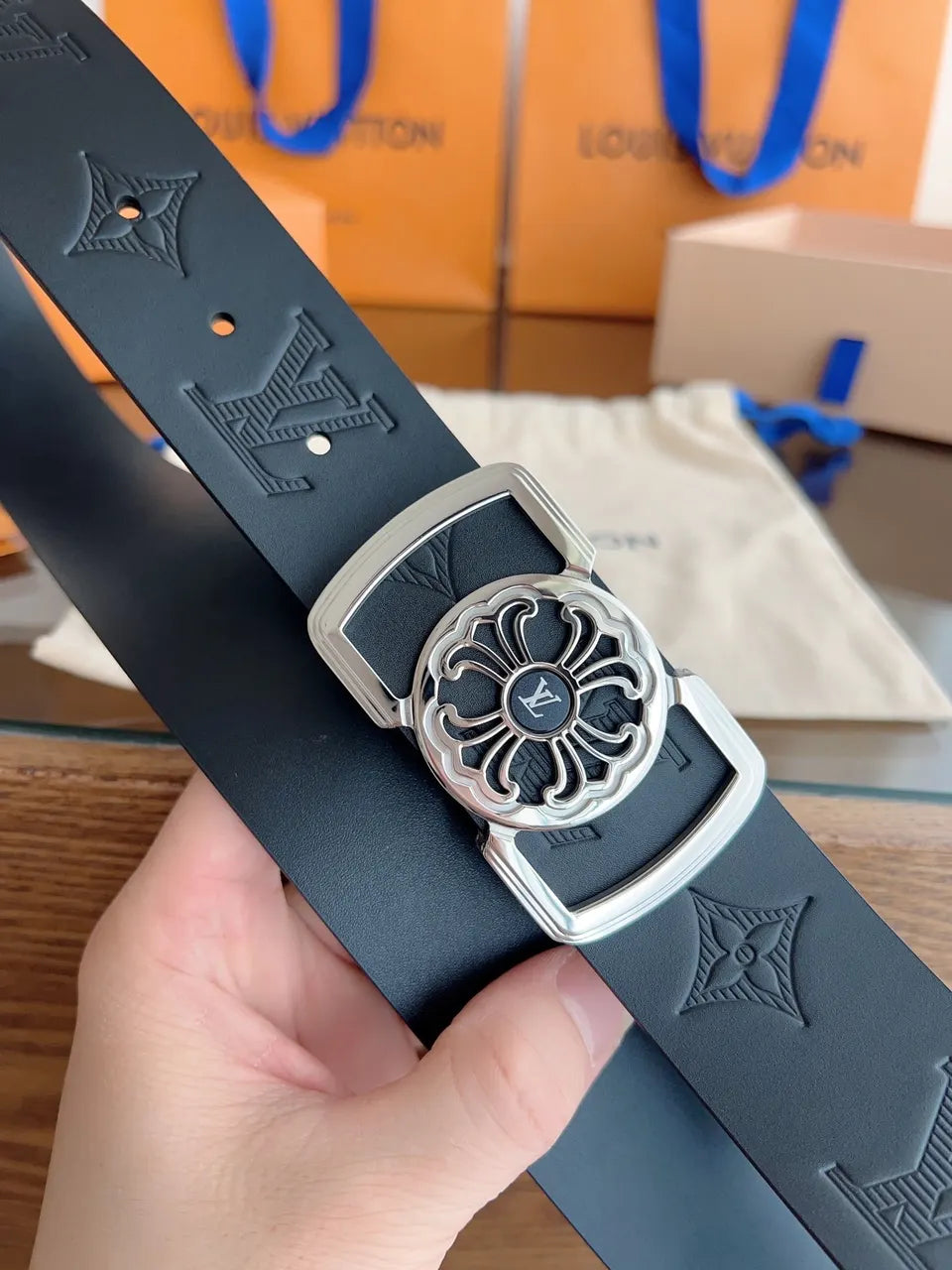 black motif Louis Vuitton Embossed Belt - Hình 3