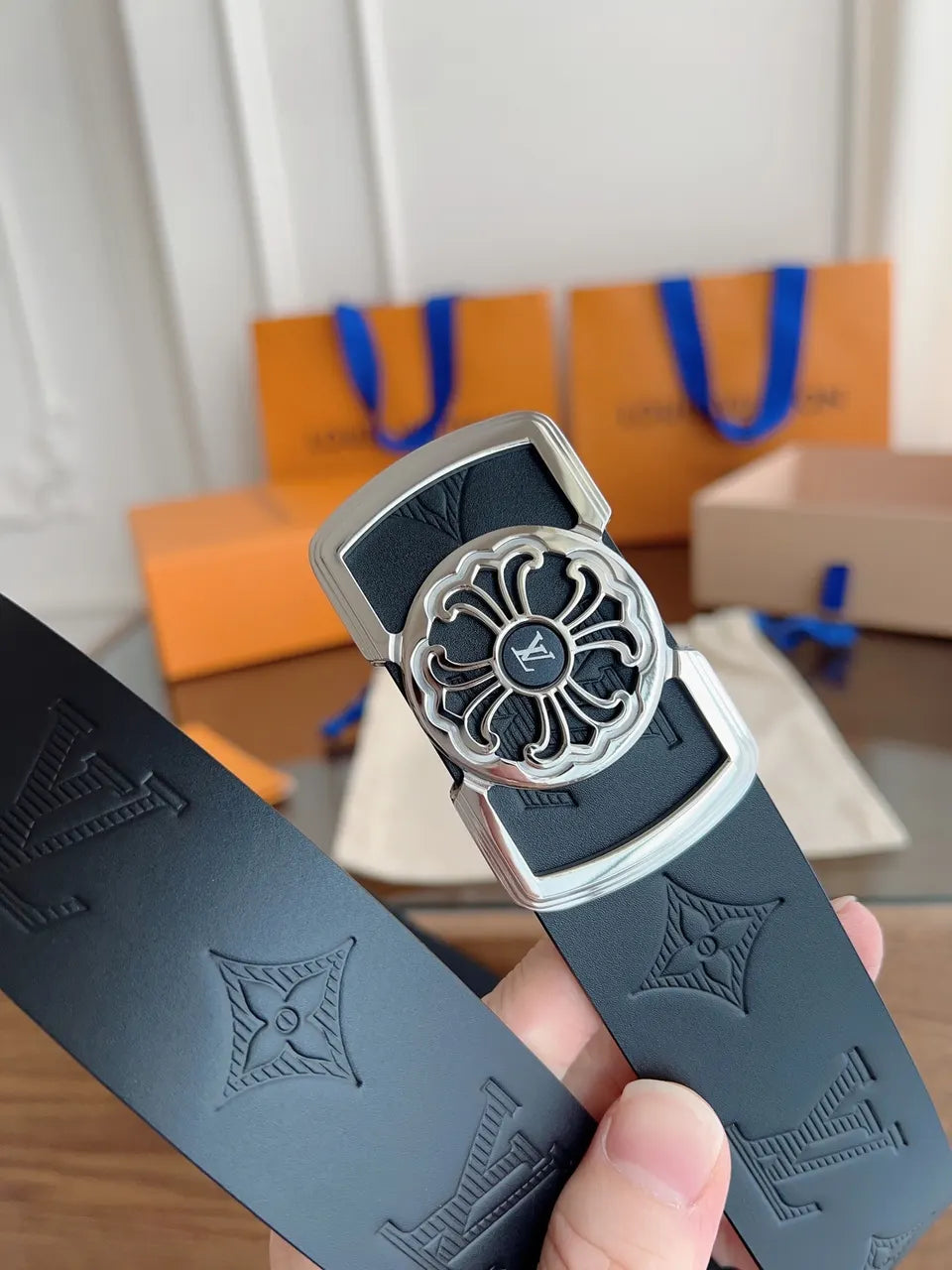 black motif Louis Vuitton Embossed Belt - Hình 4