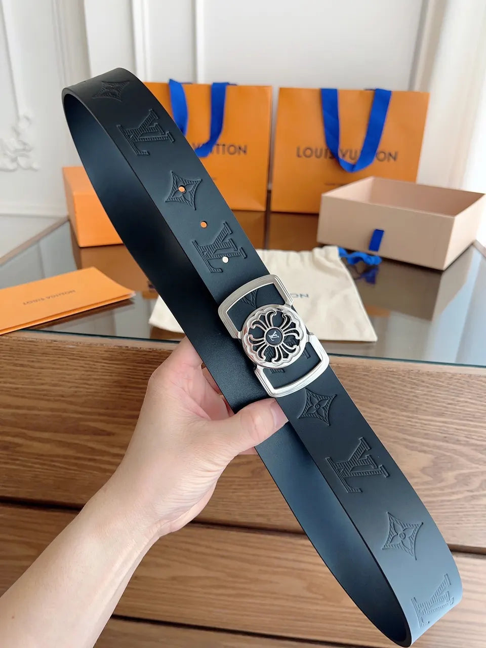 black motif Louis Vuitton Embossed Belt - Hình 5