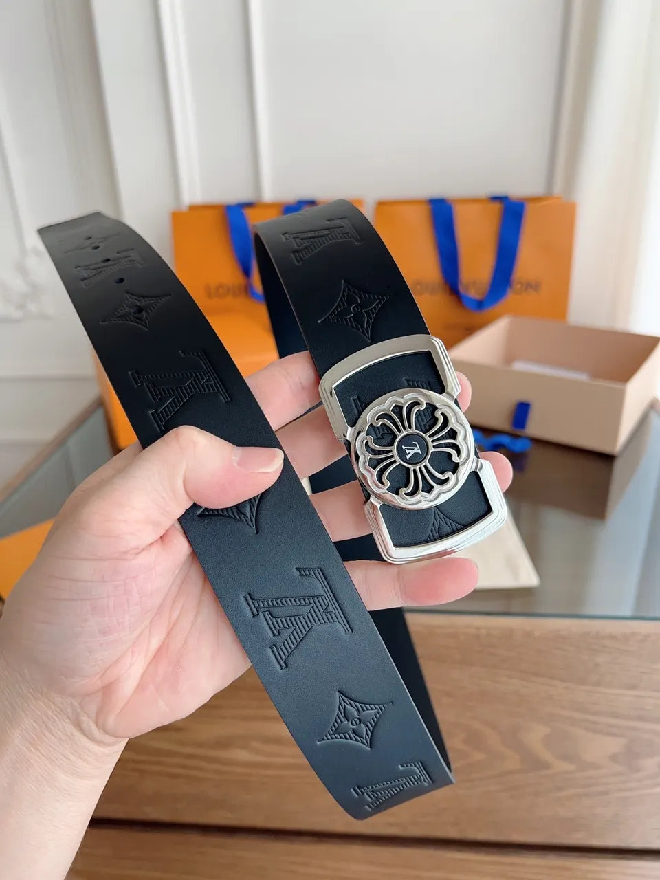 black motif Louis Vuitton Embossed Belt - Hình 6