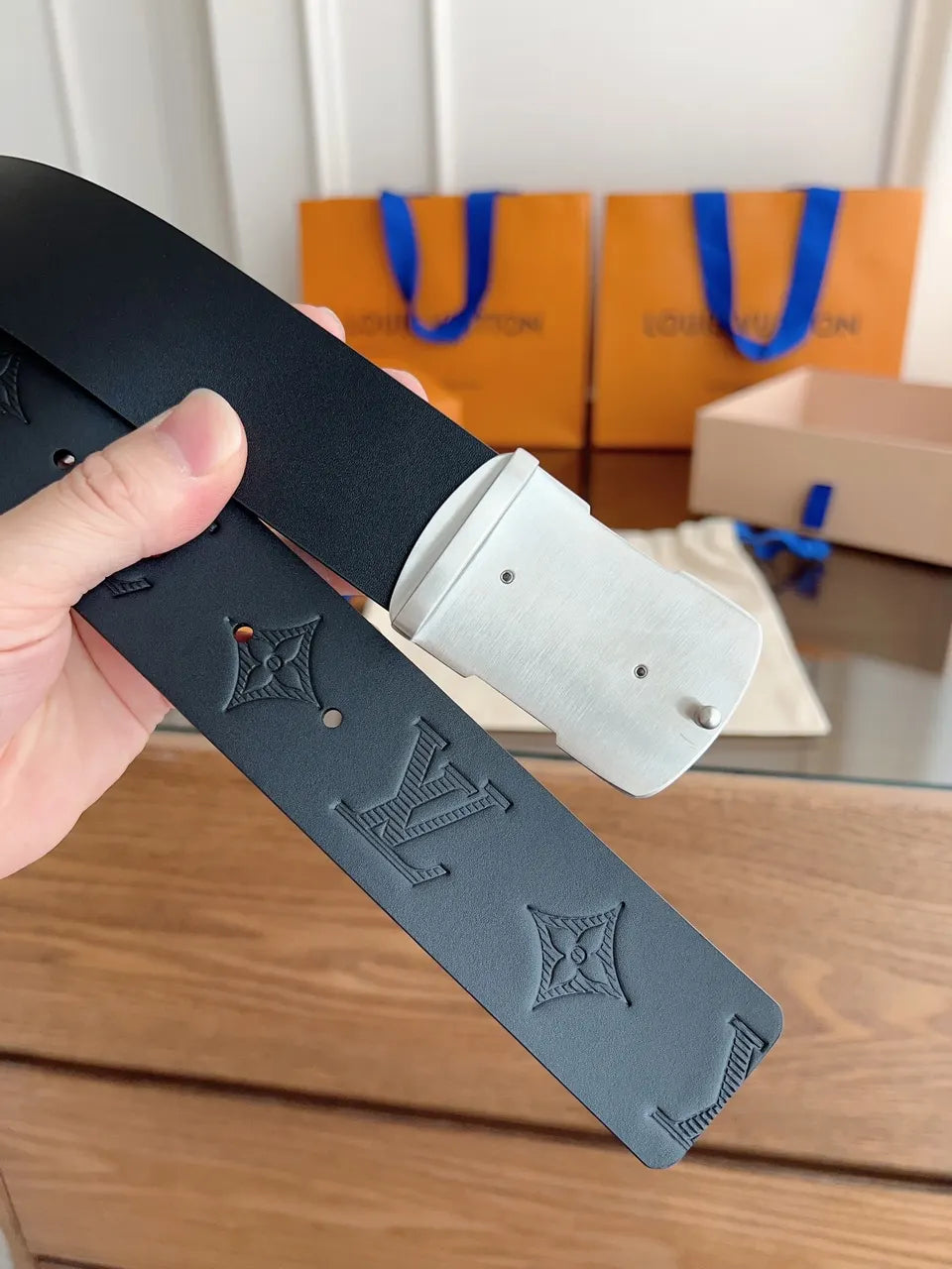 black motif Louis Vuitton Embossed Belt - Hình 7