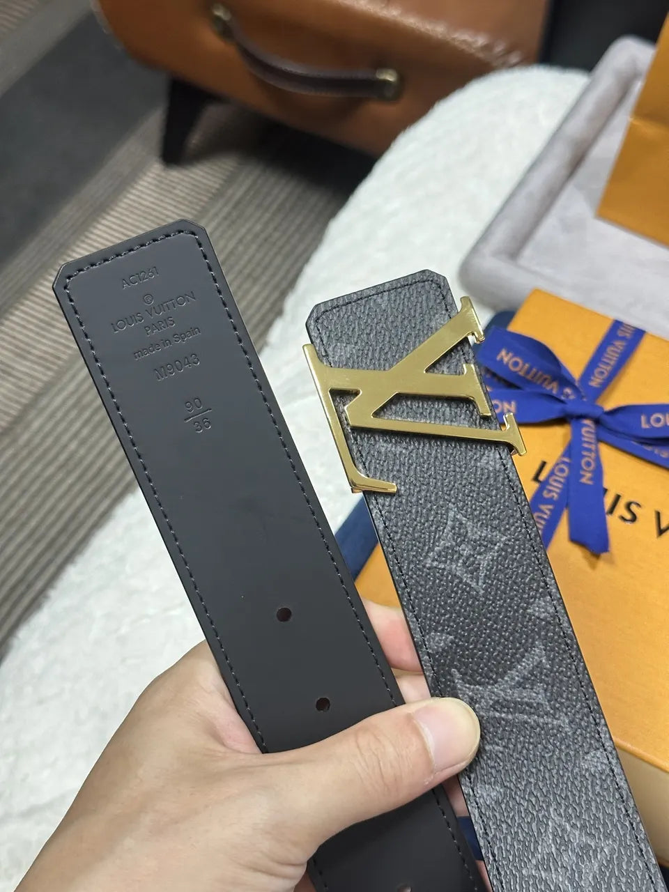 monogram Louis Vuitton Gold Buckle Belt - Hình 3